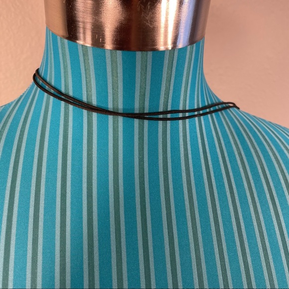 Green teardrop shape cord drop necklace - Picture 11 of 13